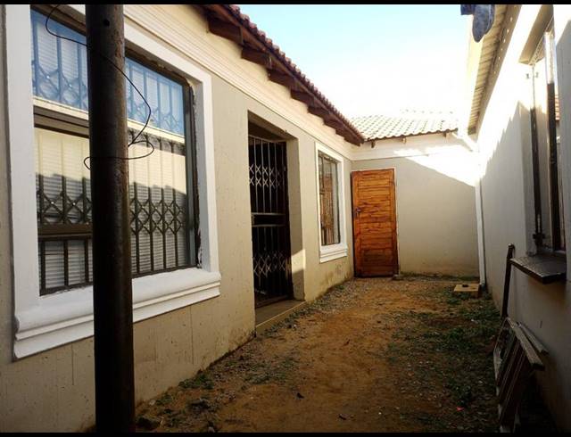 4 BEDROOM HOUSE FOR SALE IN PROTEA GLEN EXT